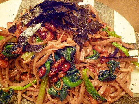 一皿で栄養ばっちり！納豆とほうれん草の炒めの蕎麦